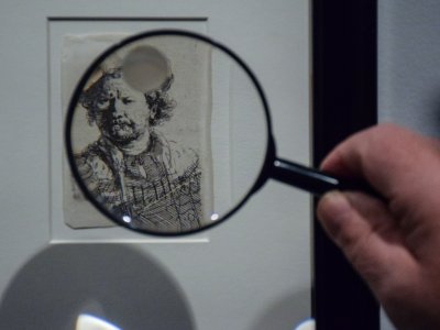 foto ets rembrandt met vergrootglas